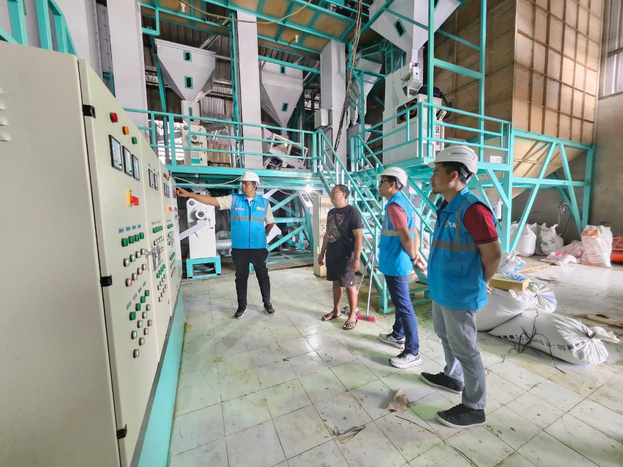 Penggilingan padi di Petang, Badung, Bali, memanfaatkan pasokan listrik andal dari PLN untuk menjaga kelancaran proses manufaktur dan meningkatkan kapasitas produksi.