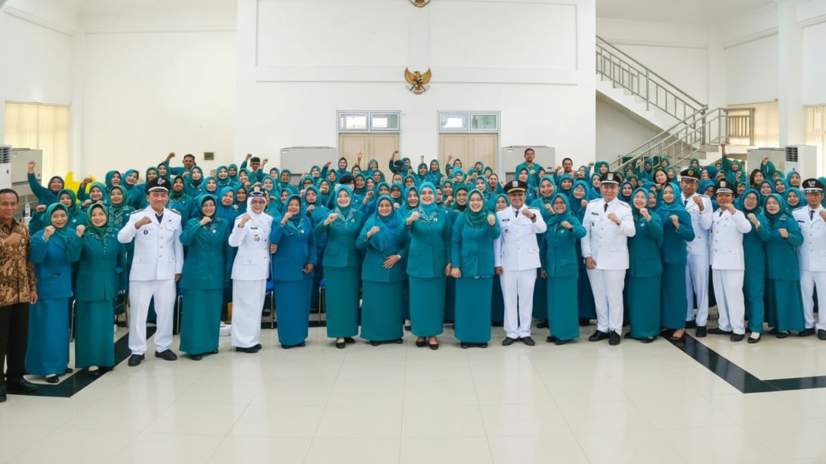 Pengurus TP-PKK Balikpapan Utara berfoto bersama setelah prosesi pelantikan.