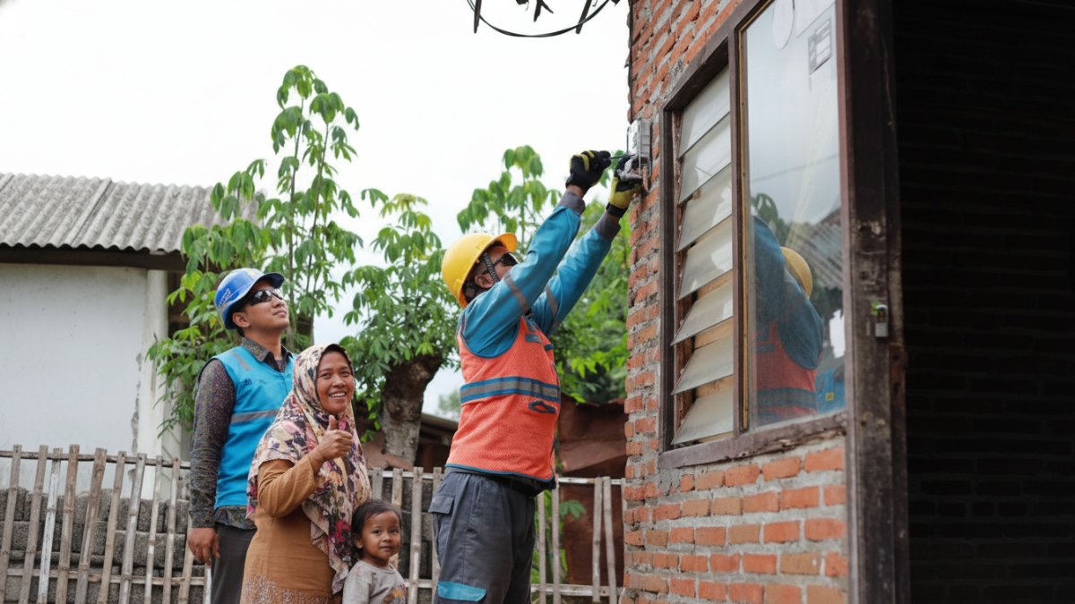 Petugas PLN sedang melayani pelanggan rumah tangga di Desa Bukur, Kecamatan Sumbergempol, Kabupaten Tulungagung.