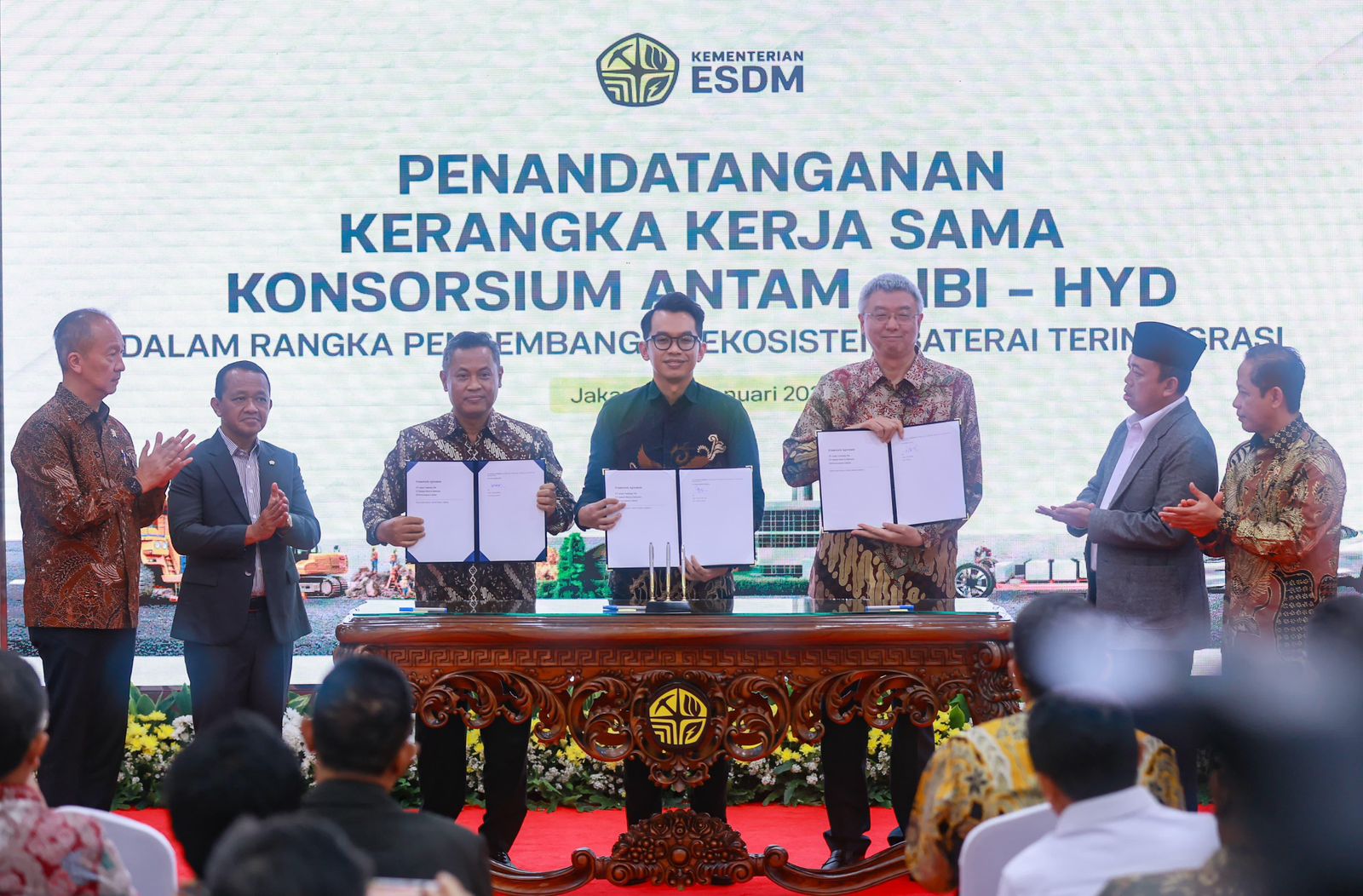 Penandatanganan framework agreement pengembangan industri baterai terintegrasi antara Indonesia Battery Corporation (IBC), PT Aneka Tambang Tbk. (ANTAM), dan Konsorsium HYD Investment Limited (HYD)