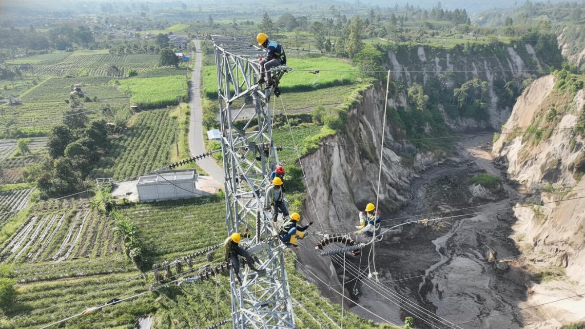 Tim PLN melakukan pengamanan jaringan transmisi di lokasi rawan longsor.