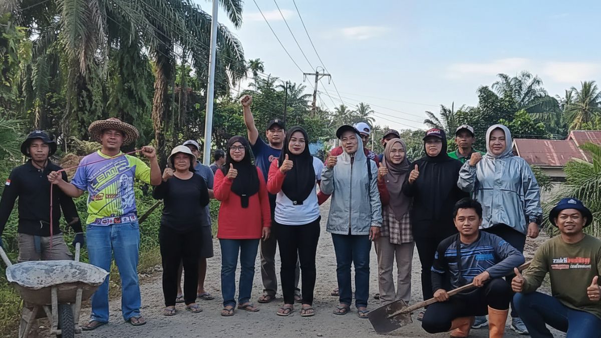 Warga bekerja bersama memperbaiki akses vital desa sebagai bentuk aksi protes atas tidak adanya perhatian perusahaan batubara