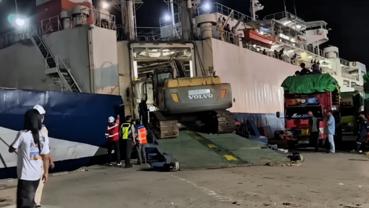Aktivitas bongkar muat excavator di Pelabuhan Semayang Balikpapan. Situasi Pelabuhan Semayang Balikpapan saat aktivitas bongkar muat kapal, menyoroti area ramdoor dan keselamatan kerja.