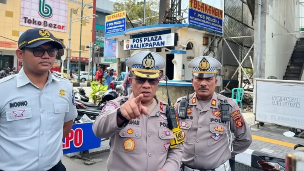 Petugas memberi imbauan keselamatan kepada pengendara.