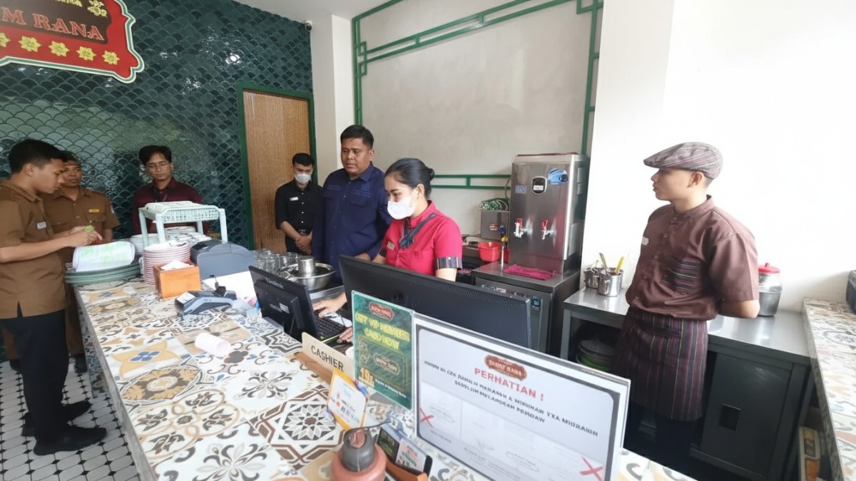 Petugas BPPDRD dan DPRD Balikpapan melakukan sidak pajak di restoran dan THM untuk memastikan kepatuhan