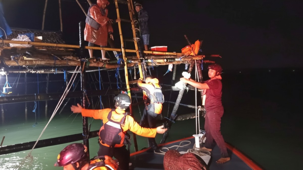 Tim SAR Balikpapan mengevakuasi pemancing dari bagang di perairan Lamaru saat cuaca laut memburuk.
