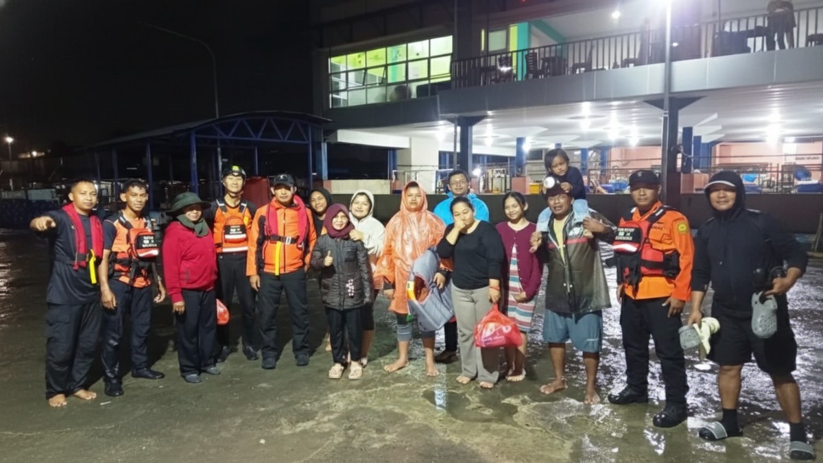 Tim SAR Balikpapan mengevakuasi pemancing dari bagang di perairan Lamaru saat cuaca laut memburuk.