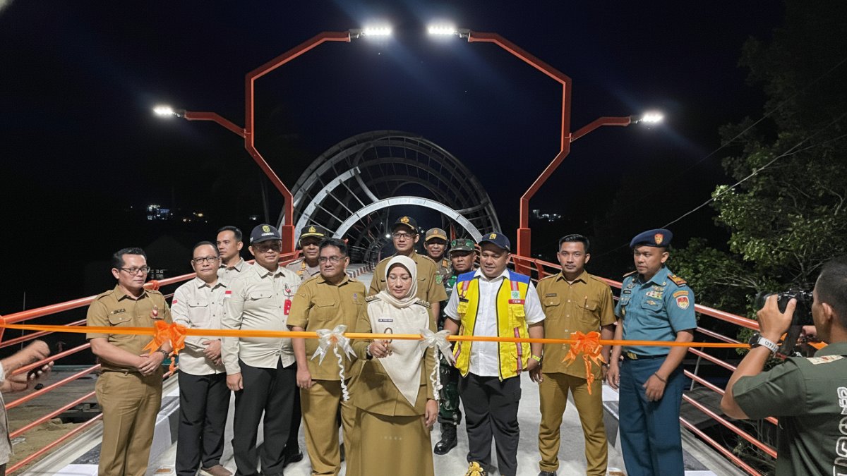 Bupati Berau, Sri Juniarsih saat meresmikan jembatan