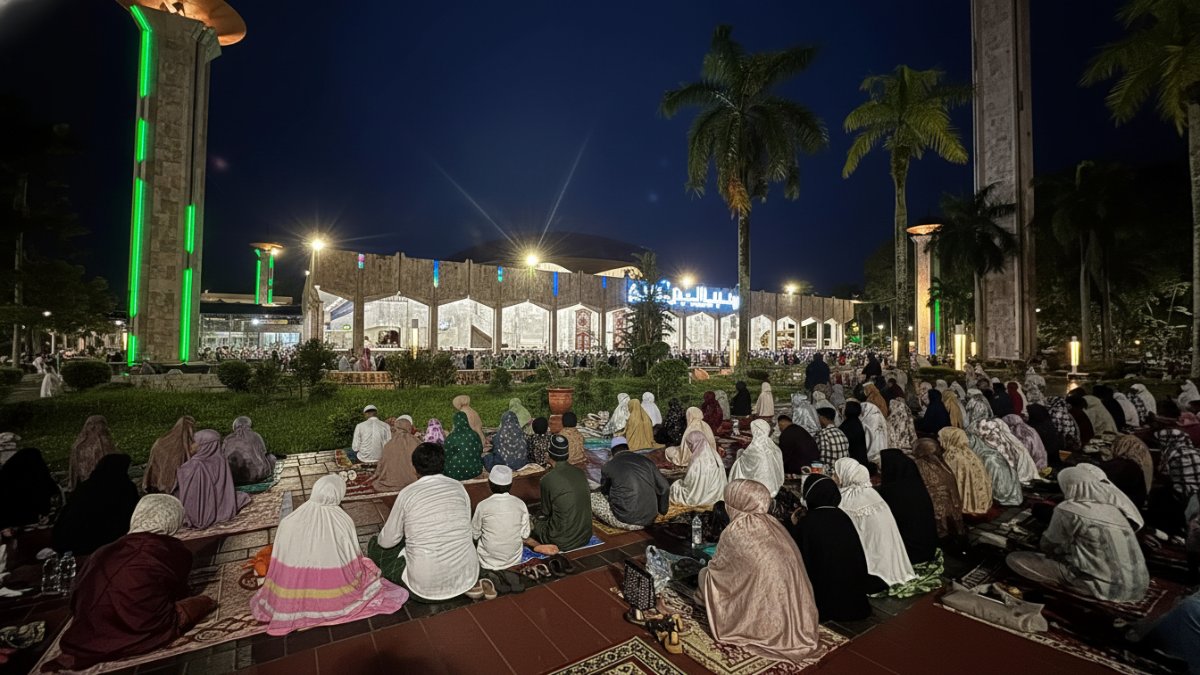 Suasana Masjid Raya Sabilal Muhtadin menjelang Ramadhan dengan aktivitas persiapan berbuka puasa.