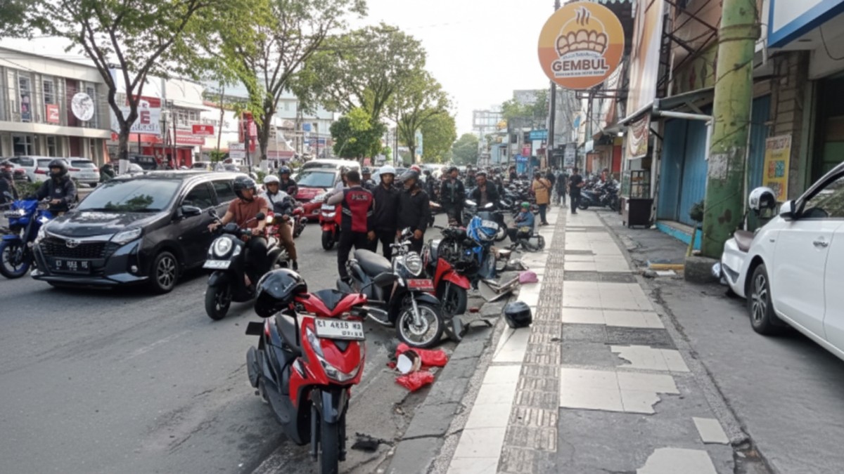 Deretan Motor Ringsek Diseruduk Mobil di Jalur Utama Balikpapan