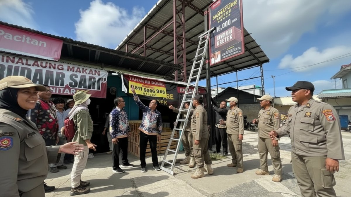 Penertiban spanduk dan baliho di kawasan protokol Balikpapan sebagai langkah mempercantik wajah kota.