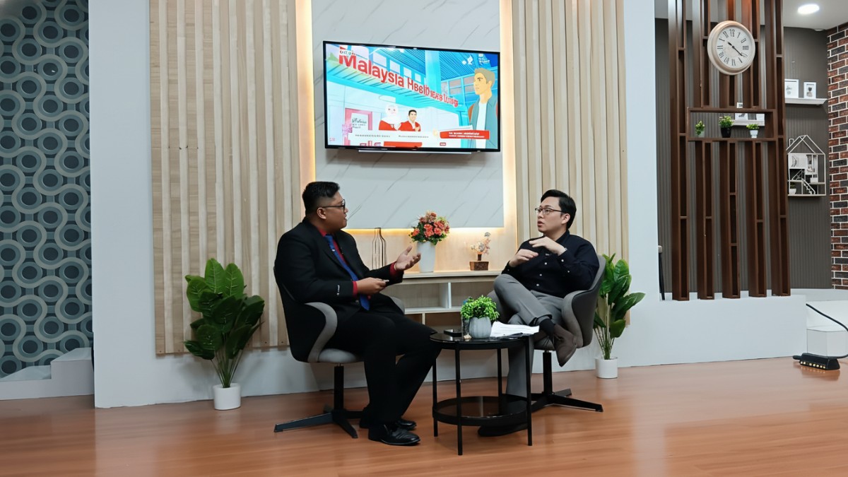 Suasana diskusi membahas Malaysia Year of Medical Tourism 2026 dalam talkshow Ngobrol Pintar di Studio Balikpapan TV.