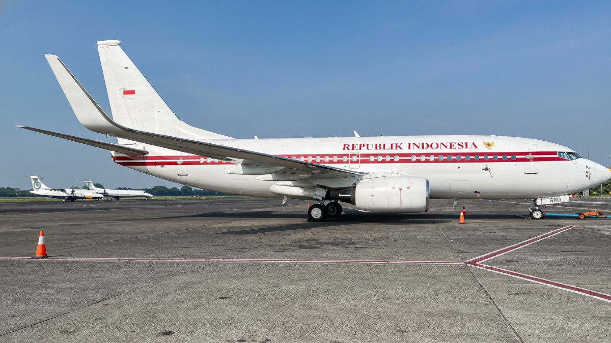 Tampilan pesawat Garuda Indonesia Boeing 777 di bandara internasional