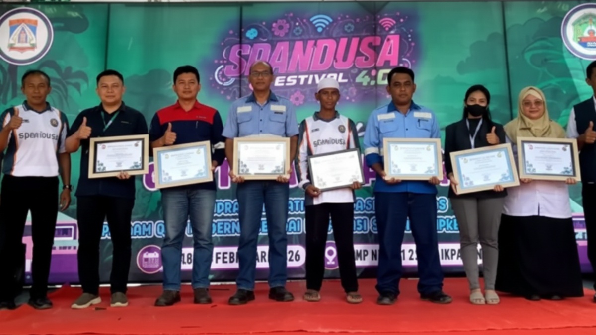 Penyerahan Spandusa Awards kepada mitra industri pendukung sekolah.