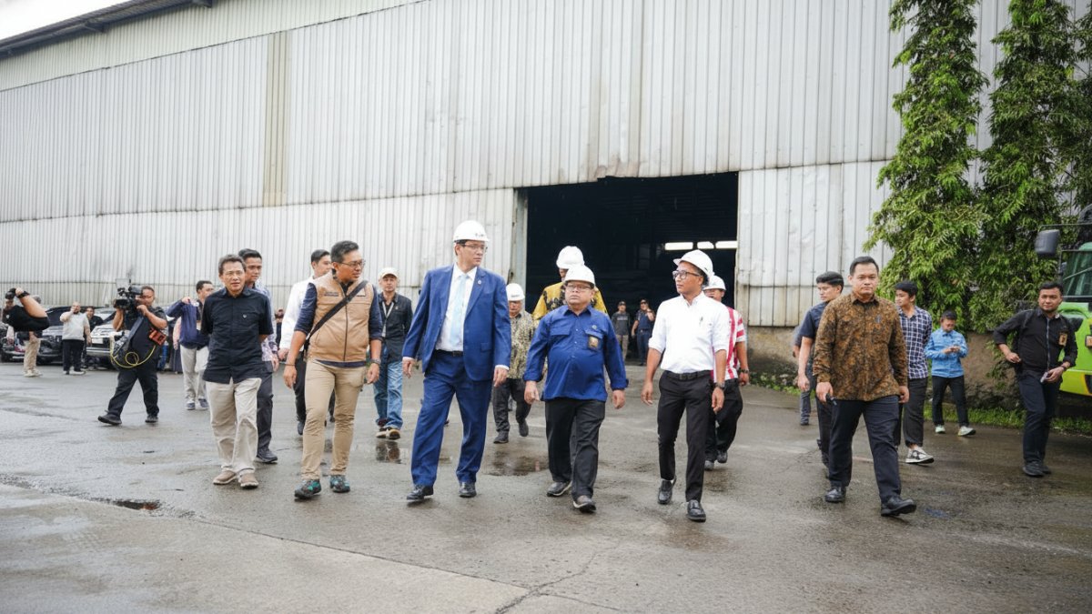 Menteri Keuangan RI meninjau salah satu perusahaan industri baja di Tanggerang, Banten, dalam kegiatan inspeksi mendadak (sidak) terkait dugaan pelanggaran pajak.
