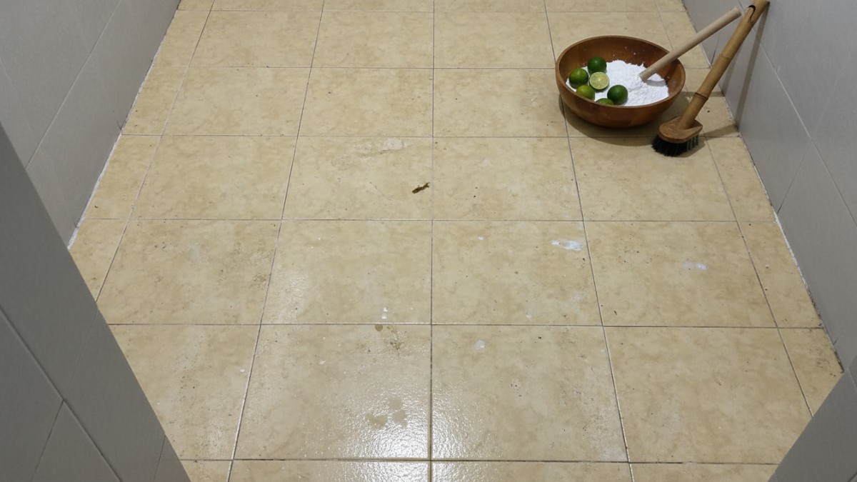 Tampilan keramik menguning sebelum perawatan alami