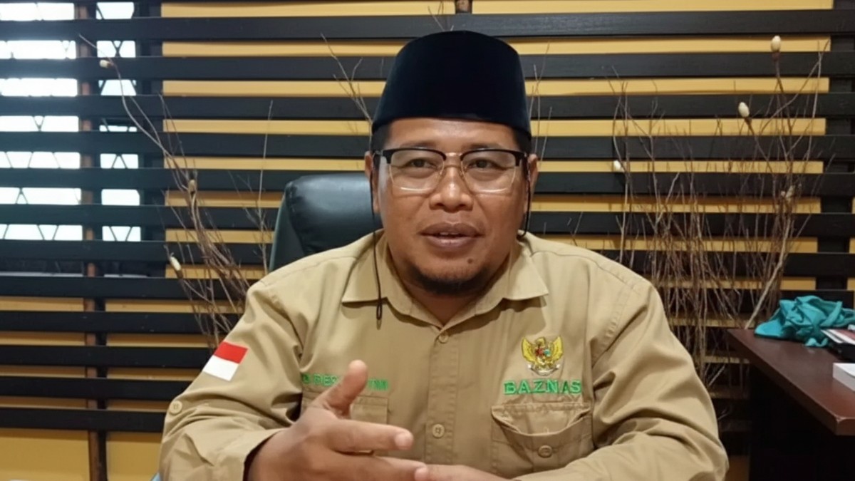 Abdul Rosyid Bustomi. Ketua Baznas Balikpapan menyampaikan nilai bantuan paket sembako.