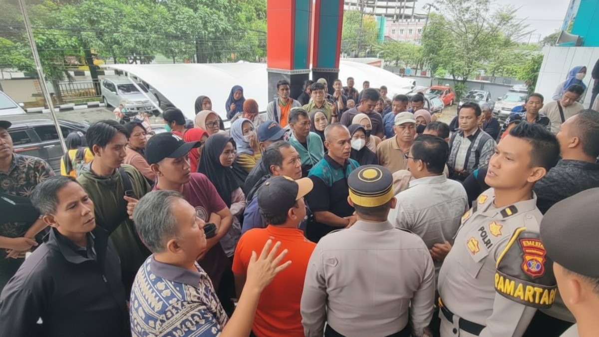 Ratusan pedagang Pasar Pagi mendatangi Kantor Dinas Perdagangan Kota Samarinda, Jumat (6 Februari 2026).