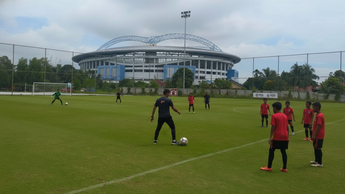Aktivitas olahraga berlangsung di lapangan latihan Stadion Batakan, Balikpapan.
