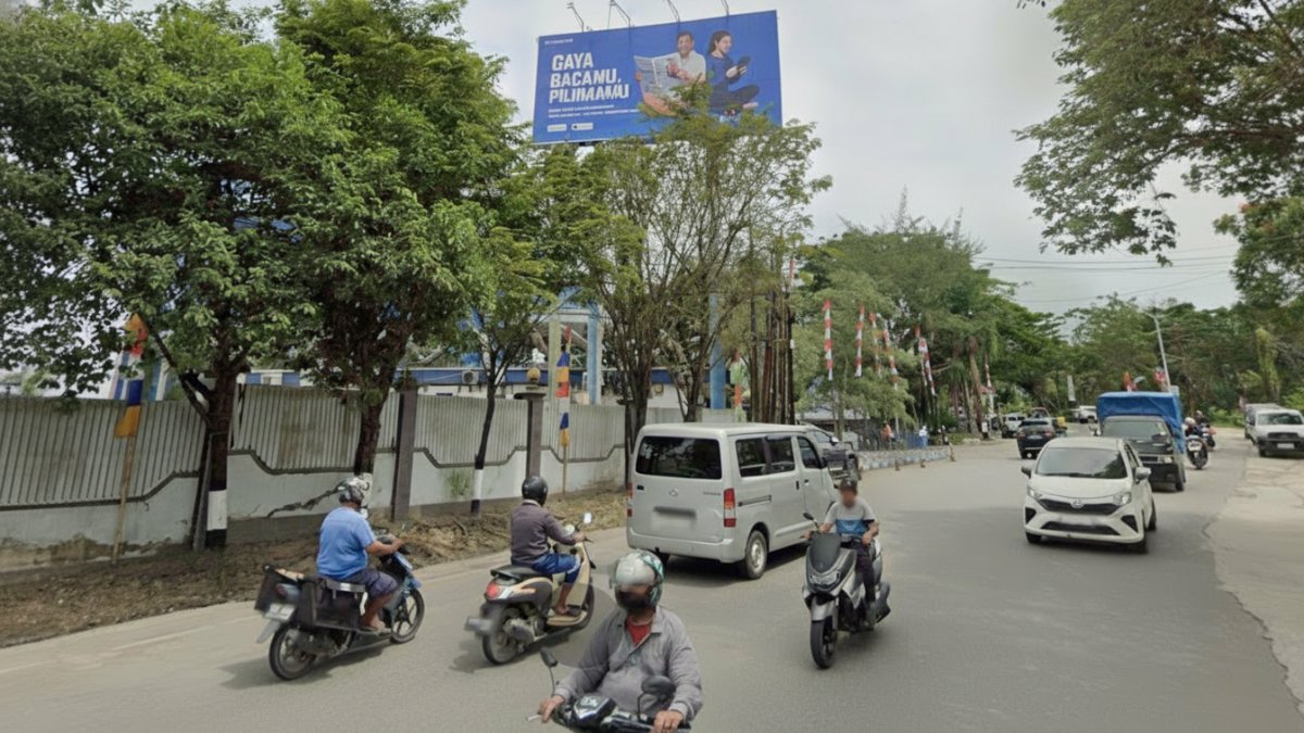 Salah satu reklame yang terpasang di ruas jalan Kota Balikpapan.