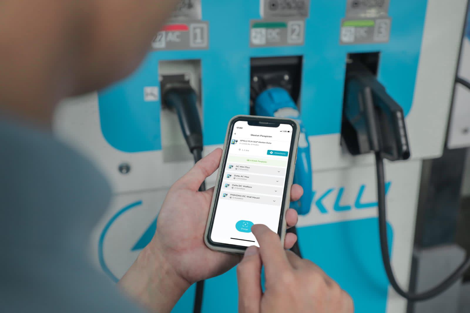 Penggunaan aplikasi PLN Mobile untuk perencanaan perjalanan EV.