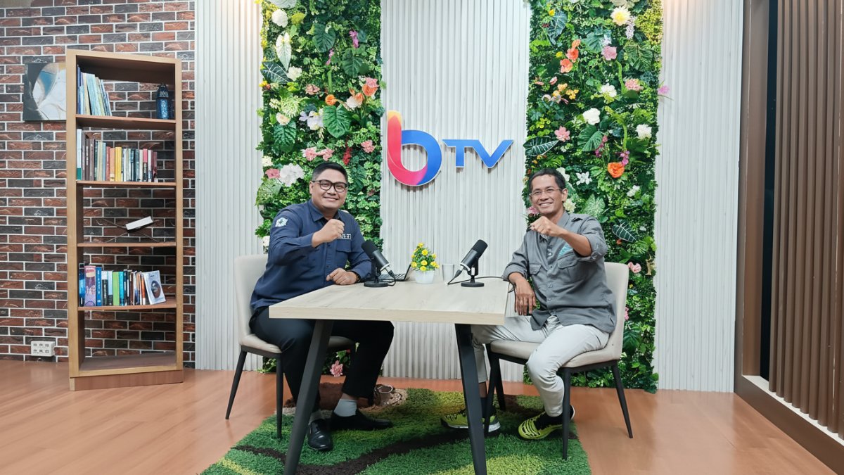 Bima Mahardika (Host BTV) berfoto bersama Ajid Kurniawan (kanan), Ketua SPS Kaltim, usai diskusi podcast yang membahas tantangan pers di Kalimantan Timur, Senin (9 Februari 2026).