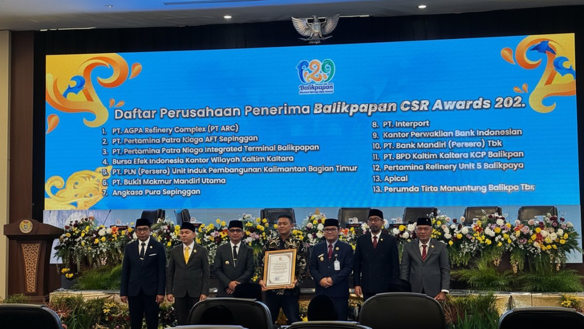 Fahrul Irawan (tengah), Senior Manager Perencanaan PLN UIP KLT, menerima Balikpapan CSR Award 2026 pada Sidang Paripurna Istimewa HUT ke-129 Kota Balikpapan di Hotel Gran Senyiur, Senin (9/2/2026).