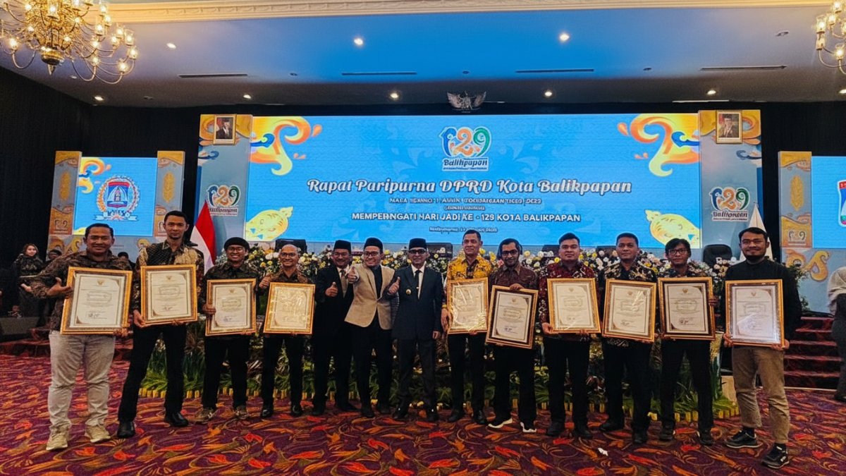 Para penerima Balikpapan CSR Award 2026 berfoto bersama dalam Sidang Paripurna Istimewa HUT ke-129 Kota Balikpapan.