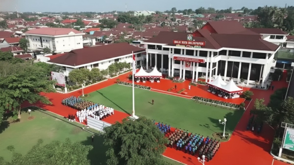 Suasana upacara HUT ke-129 Balikpapan di Halaman Balai Kota dengan warga memadati area meski gerimis.