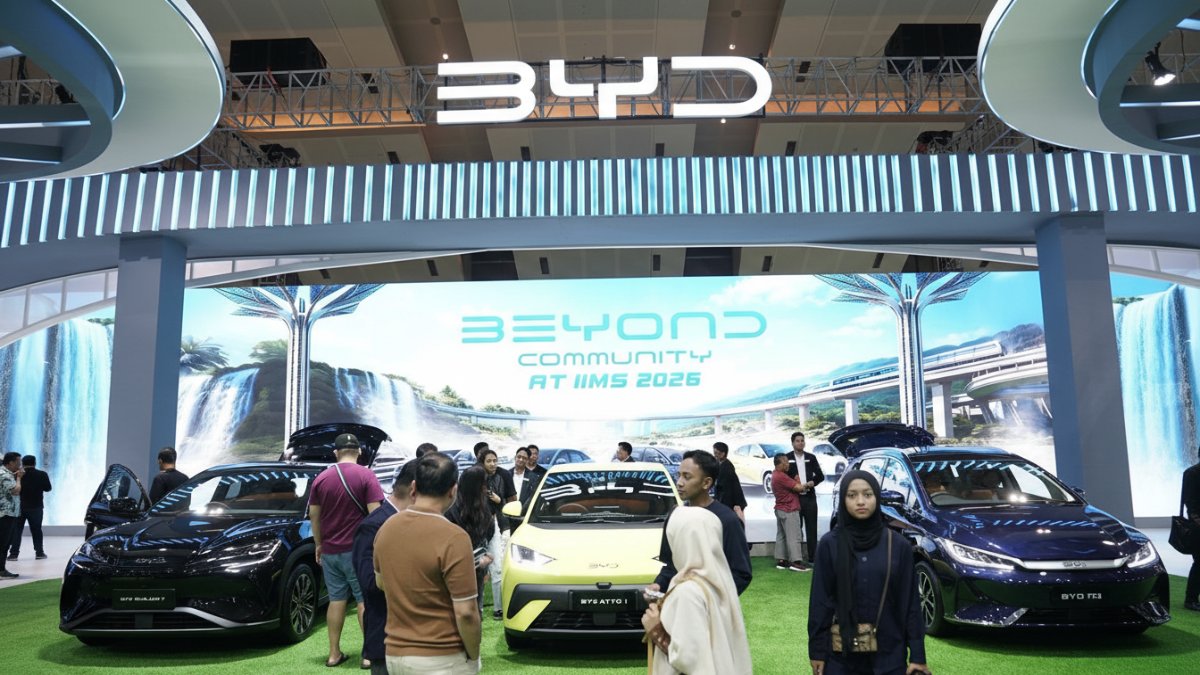Booth BYD di Hall D7 IIMS 2026 dengan tema Infinite Innovation, ruang interaksi kendaraan listrik dan komunitas BEYOND.