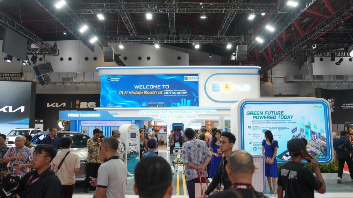Booth PLN di IIMS 2026 menghadirkan promo tambah daya listrik 50 persen dan layanan kendaraan listrik, cek detailnya Cess!