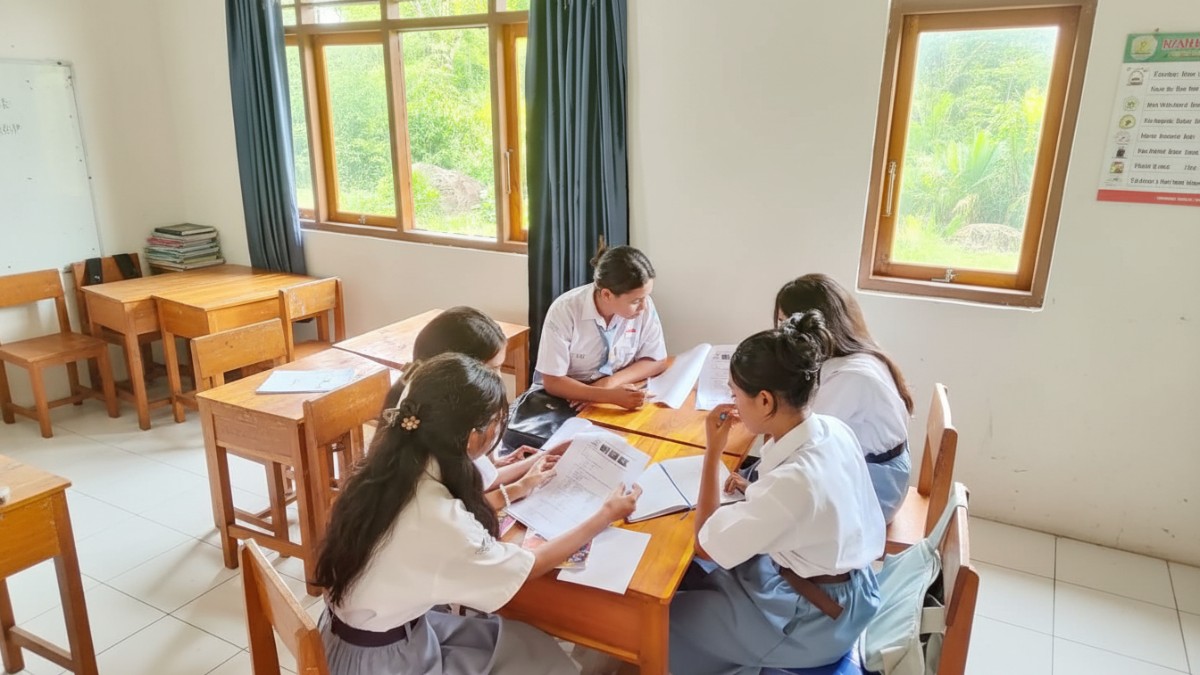 Potret ruang kelas baru SMAN 3 Kalabahi yang kokoh usai program Revitalisasi Sekolah, simbol harapan baru pendidikan di Alor.