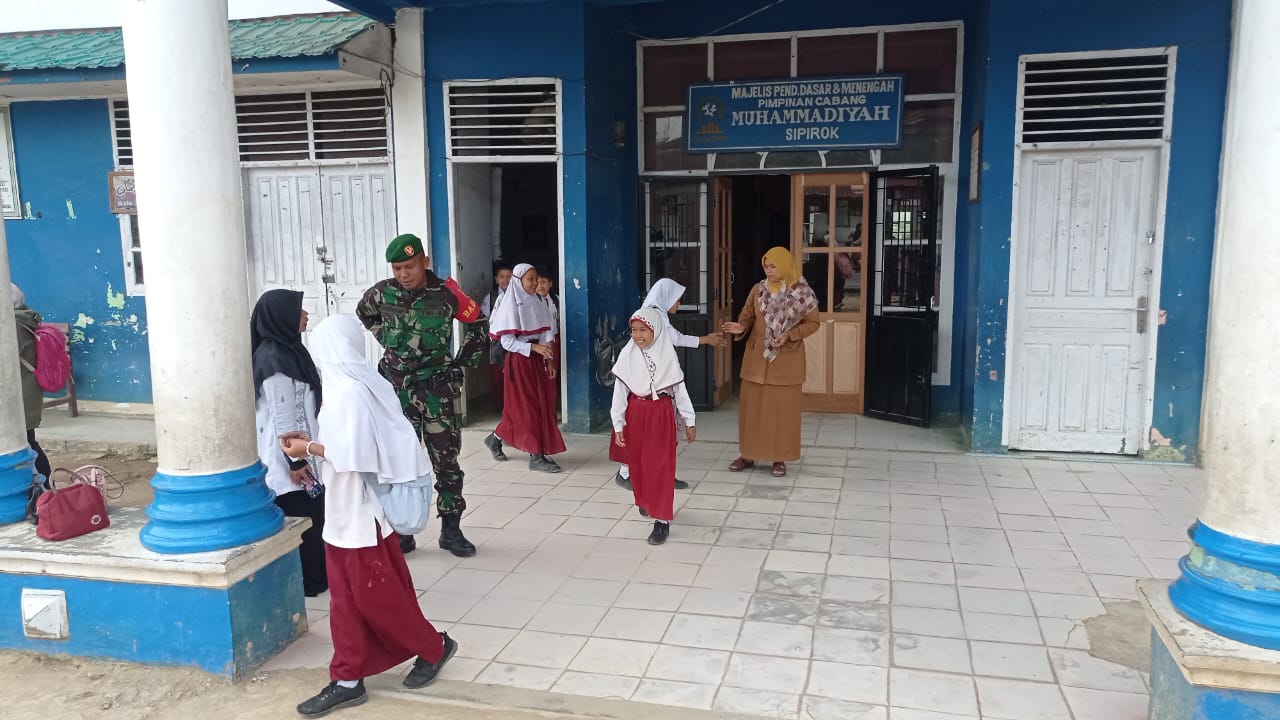 Ruang kelas yang telah bersih dan siap digunakan kembali oleh siswa.