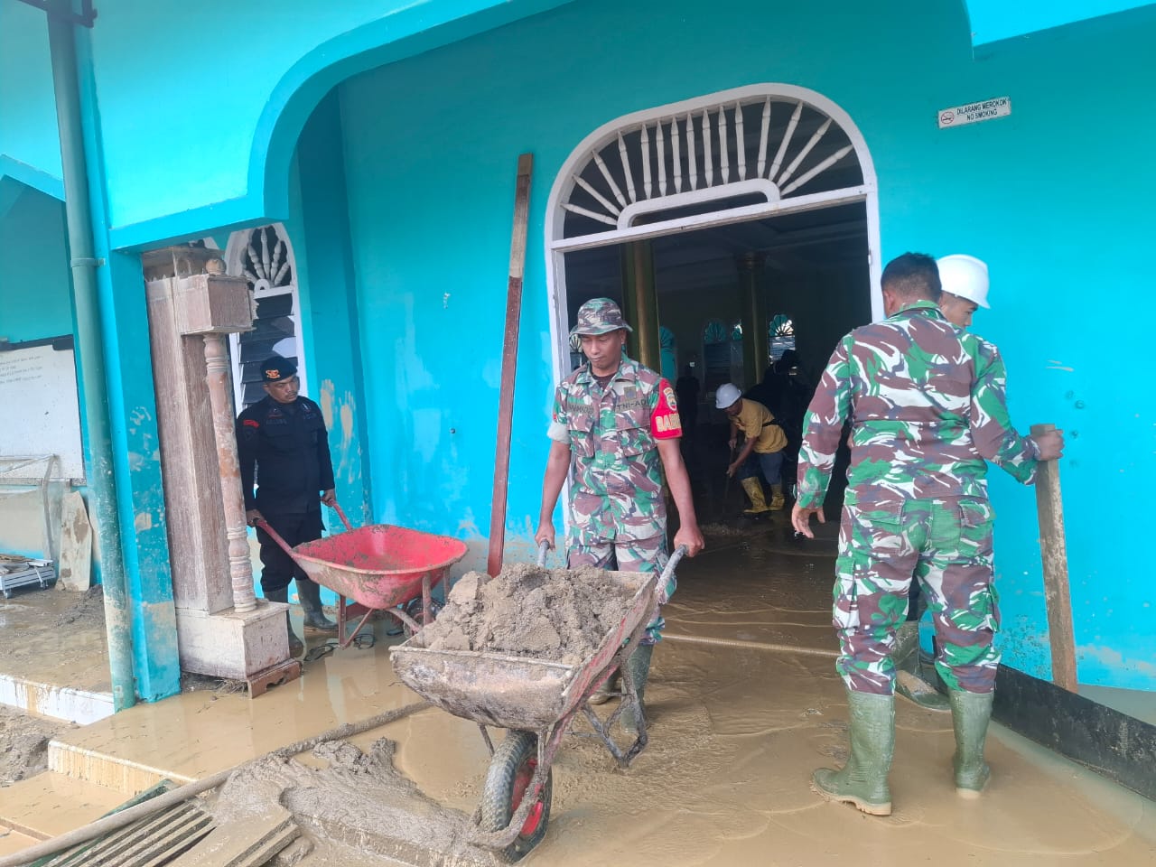 Sinergi TNI, Brimob, dan Polsek Sipirok saat pembersihan fasilitas pendidikan.