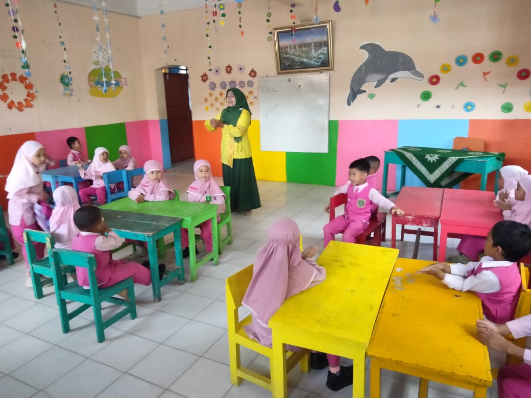Aktivitas belajar siswa kembali berjalan setelah proses pembersihan selesai.