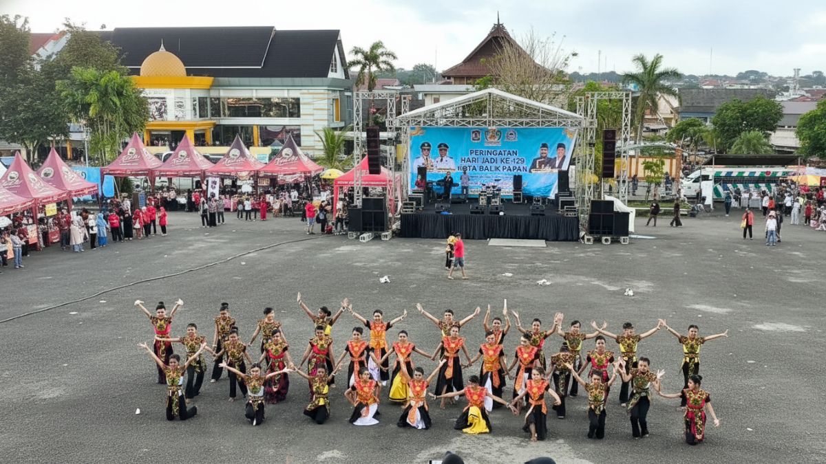 Suasana perayaan HUT ke-129 Kota Balikpapan di Asrama Haji Balikpapan yang dipadati warga dan pelaku UMKM.