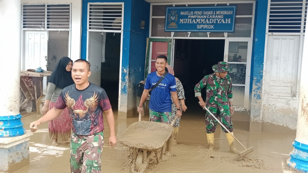 Personel TNI dan aparat gabungan membersihkan ruang kelas SD Muhammadiyah Sipirok dari lumpur pascabanjir.