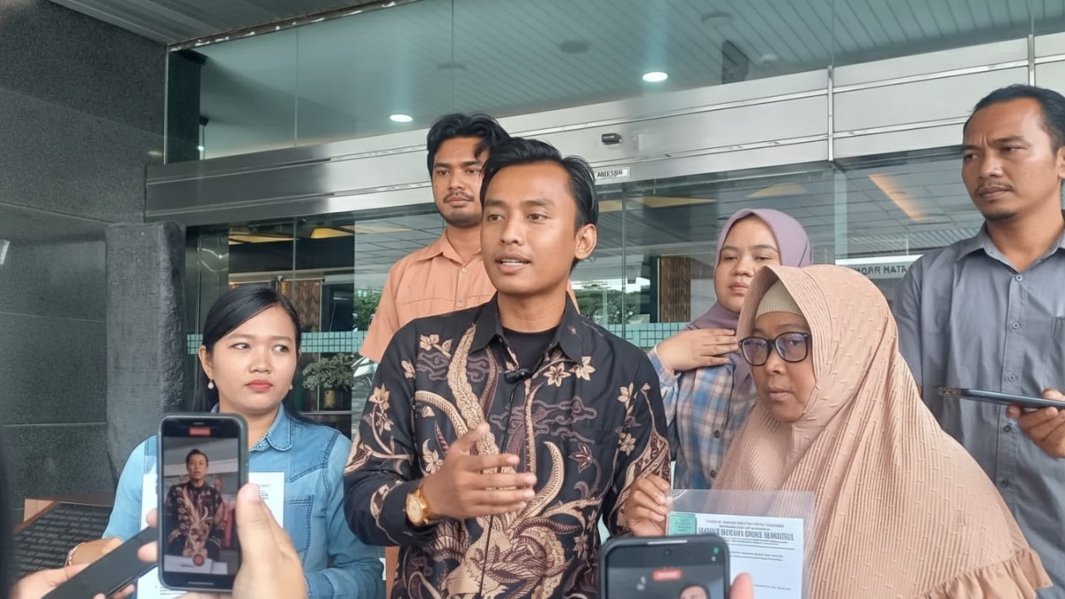 Suasana kedatangan mahasiswa dan LBH Samarinda di Kantor Gubernur Kaltim.