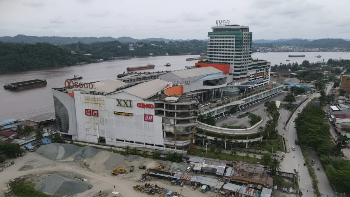 Potret Gedung BIGmall Samarinda dengan latar belakang sungai Mahakam