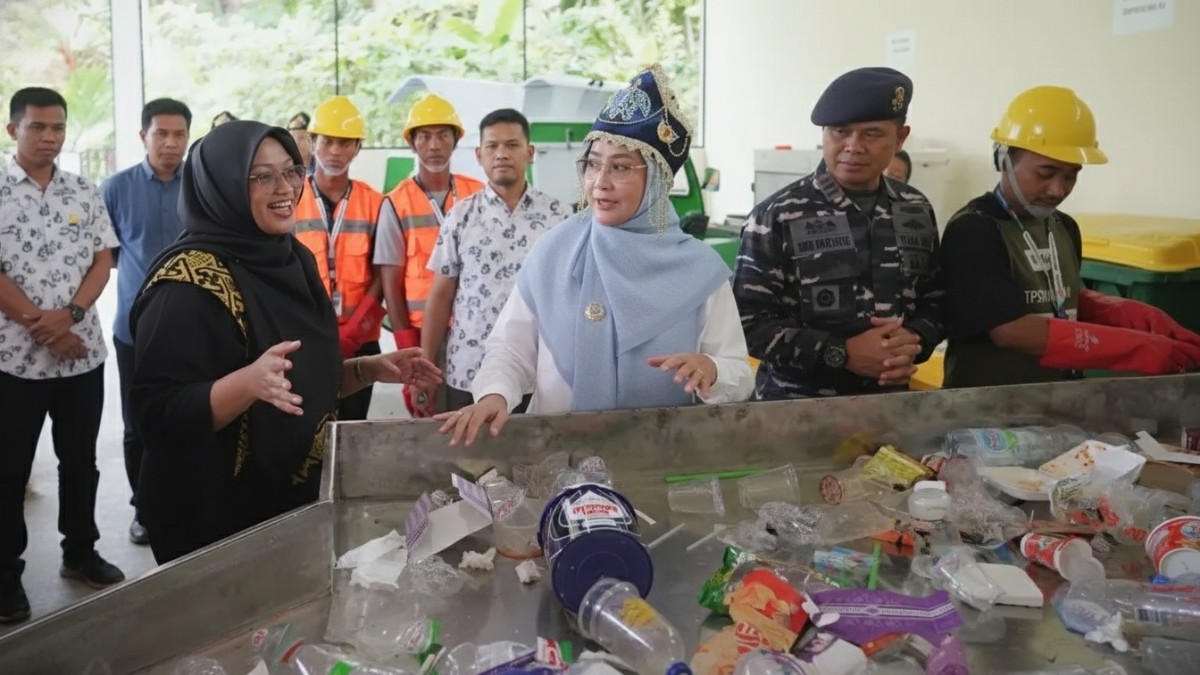 Bupati Berau, Sri Juniarsih Mas, Aktivitas pemilahan sampah plastik di TPS3R Rupiah Pulau Derawan, simbol perubahan sampah jadi nilai ekonomi.