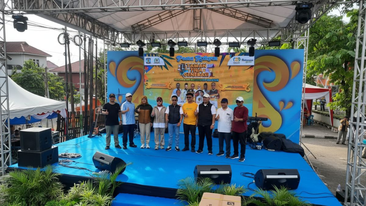 Wali Kota Rahmad Mas&rsquo;ud menyapa warga di tengah kemeriahan jalan sehat HUT ke-129 Kota Balikpapan.