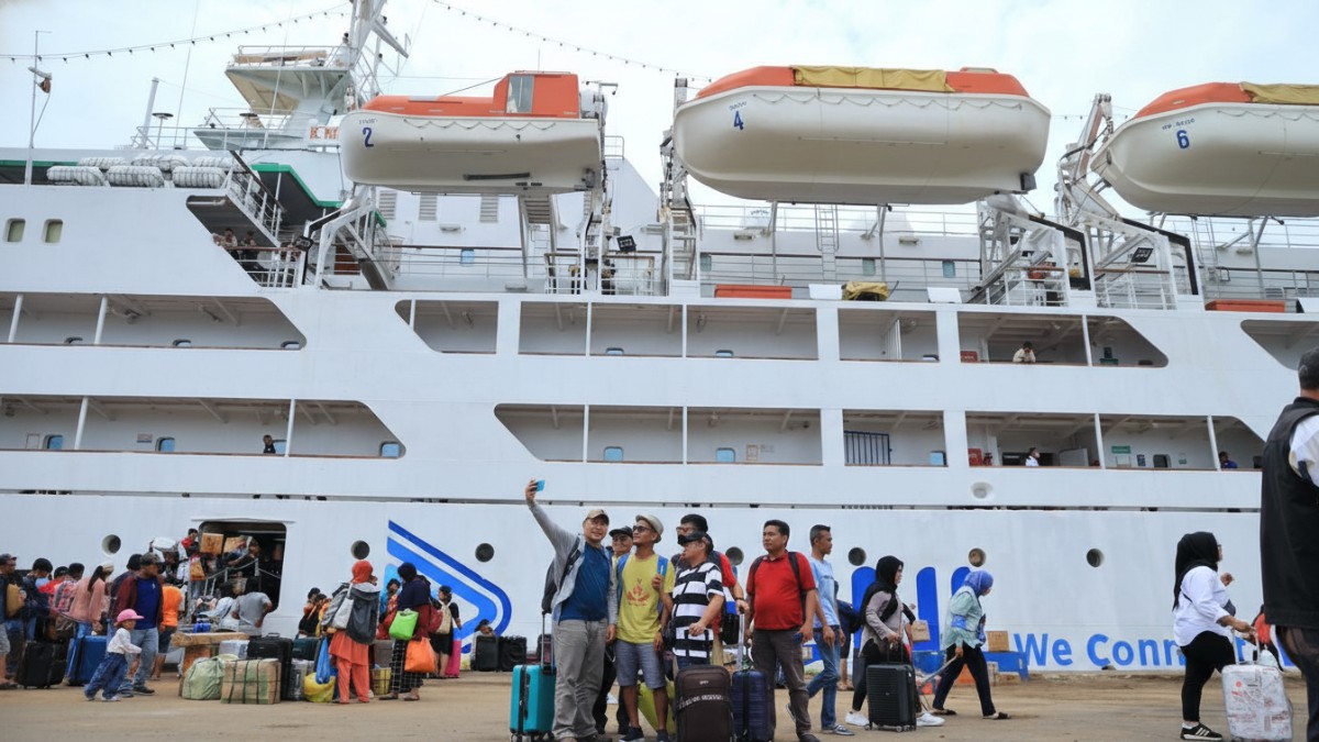 Aktivitas penumpang di pelabuhan Semayang Balikpapan.