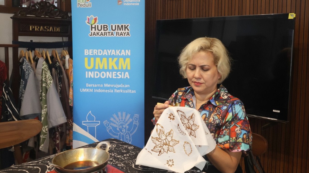 Anggota Rumah Batik Palbatu membatik di Tebet, Jakarta Selatan, sebagai bagian pembinaan UMKM oleh PLN.