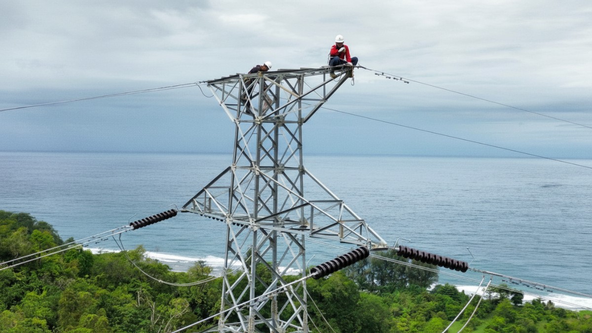 Petugas PLN memeriksa kesiapan SUTT 150 kV Blangpidie&ndash;Tapak Tuan menjelang pengoperasian perdana.