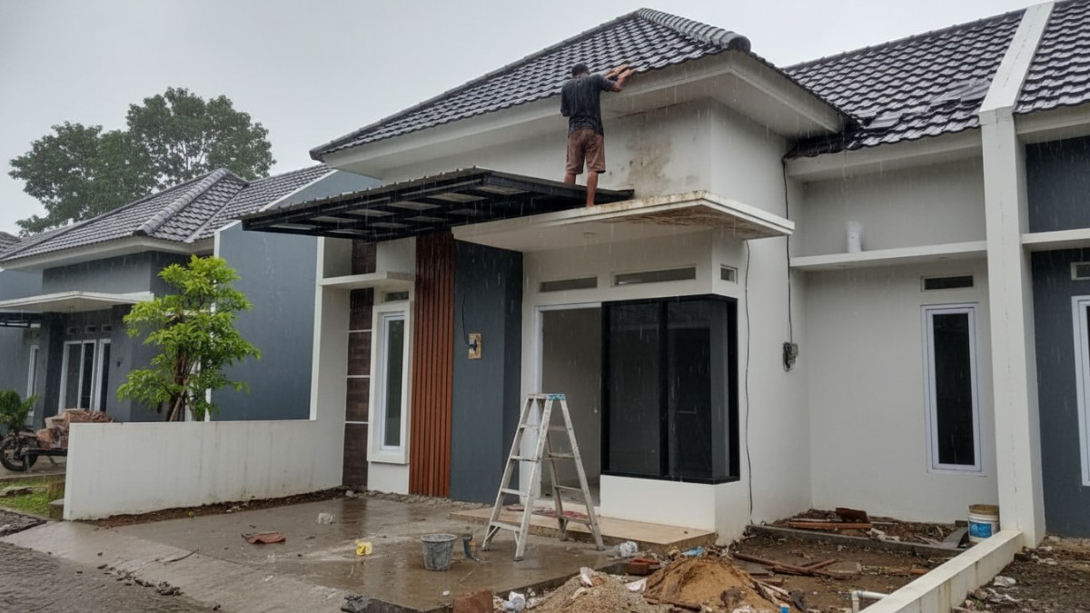 Ilustrasi perbaikan atap bocor sebagai prioritas renovasi.