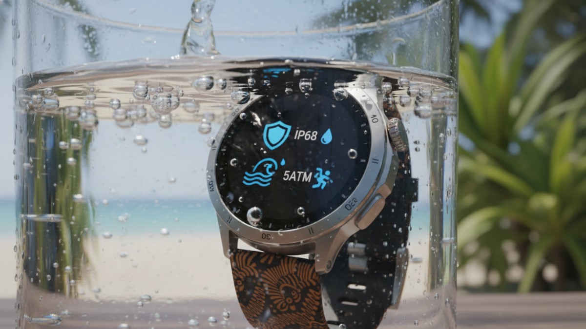 Simulasi rating IP68 dan 5ATM pada smartwatch saat terkena air.
