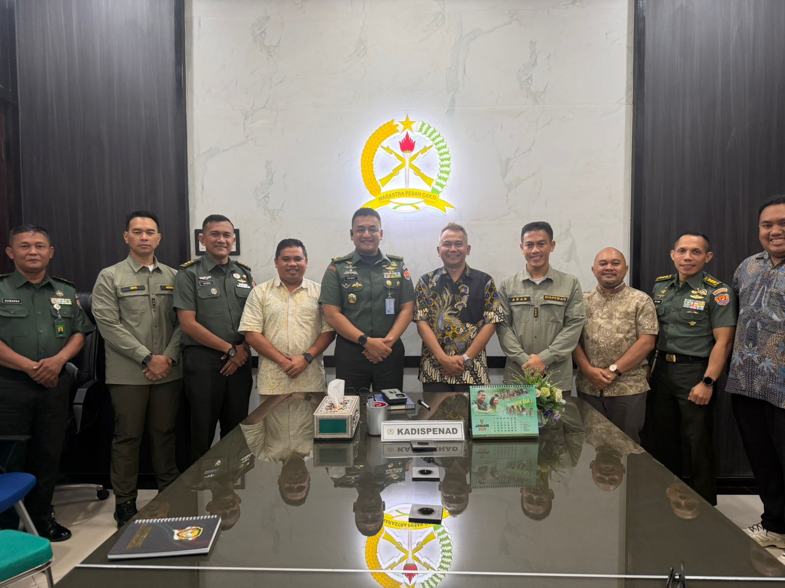 Pertemuan CEO Promedia dan Kadispenad di Mabes TNI AD membahas kolaborasi publikasi program strategis nasional.