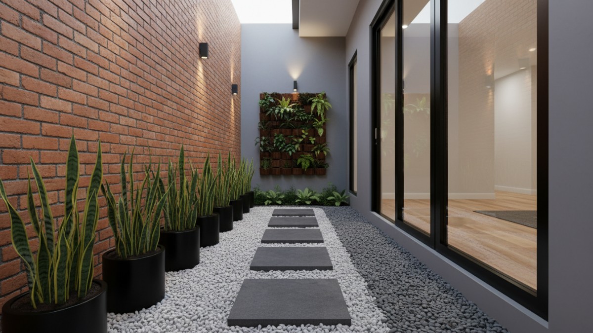 Taman lorong samping rumah dengan stepping stone dan tanaman hijau.