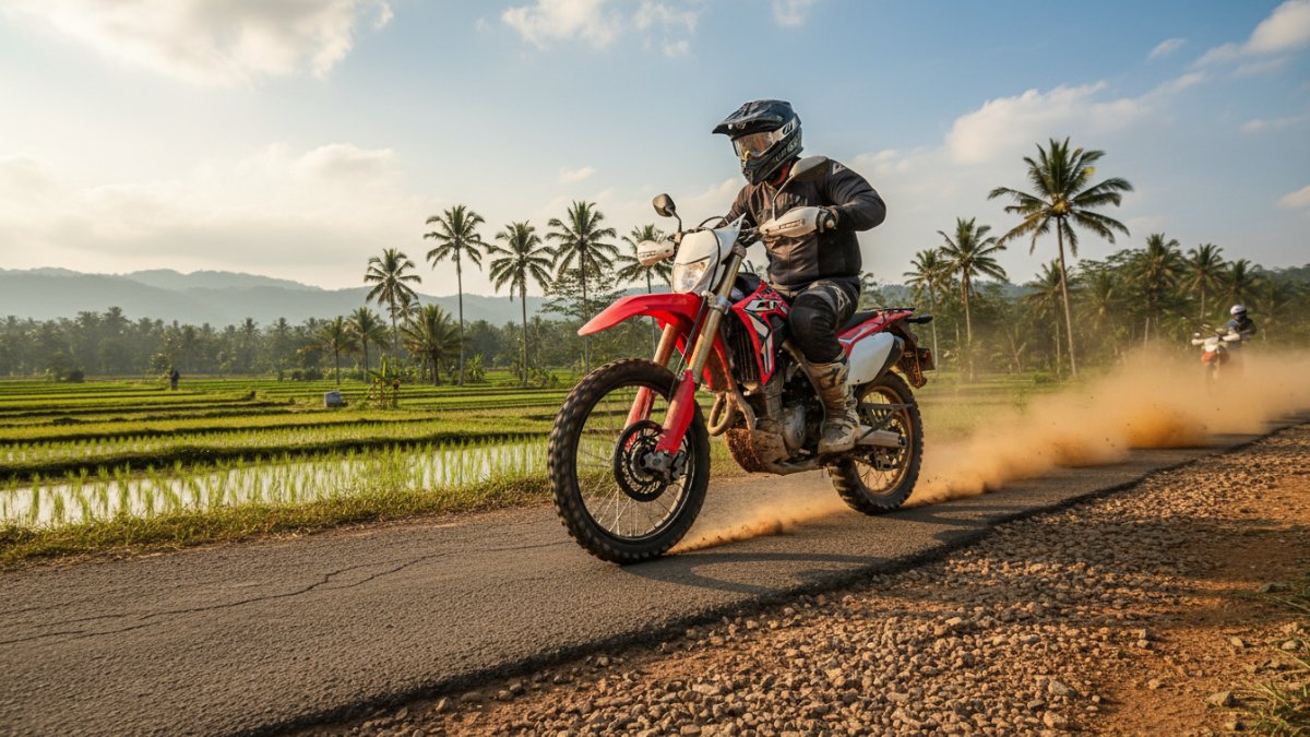 Honda CRF150L melintas jalan campuran aspal dan tanah, menggambarkan karakter dual purpose.