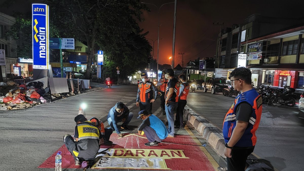 Concrete barrier dan marka &ldquo;Lajur Truk&rdquo; di Simpang Rapak sebagai jalur khusus kendaraan berat.